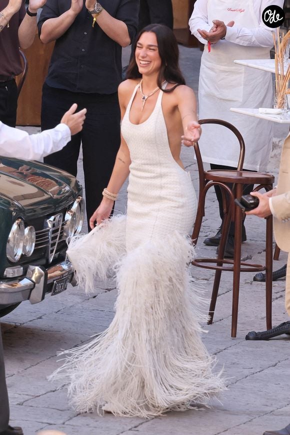 La pièce Chanel est dotée d'une traîne de deux-mètres et soulignée de 25 000 plumes

La chanteuse Dua Lipa et l'acteur Callum Turner ont été photographiés avant leur réception de mariage sur la Piazza Croce Dei Vespri à Palerme, en Italie, le 5 juin 2026. Photo : Snapix/ABACAPRESS.COM