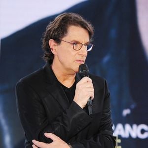 Francis Cabrel se produit lors d'une émission de télévision à Paris, en France, le 28 octobre 2015. Photo : ABACAPRESS.COM