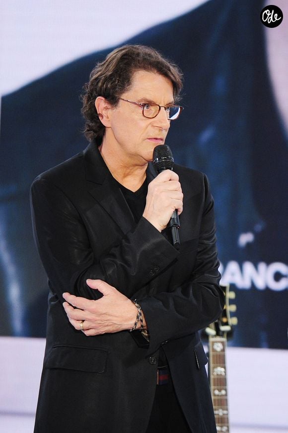 Francis Cabrel se produit lors d'une émission de télévision à Paris, en France, le 28 octobre 2015. Photo : ABACAPRESS.COM