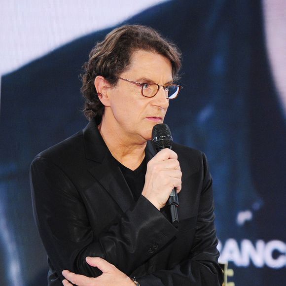 Francis Cabrel se produit lors d'une émission de télévision à Paris, en France, le 28 octobre 2015. Photo : ABACAPRESS.COM