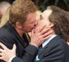 Marque de leur complicité et afin de féliciter le "jeune" marié, Johnny Hallyday a embrassé Michel Sardou sur la bouche en sortie de mairie...

Johnny Hallyday embrasse Michel Sardou et Anne-Marie Périer est saluée par Eddy Mitchell, lors du mariage civil à Neuilly, 11/10/99. Crédit Agence / Bestimage
