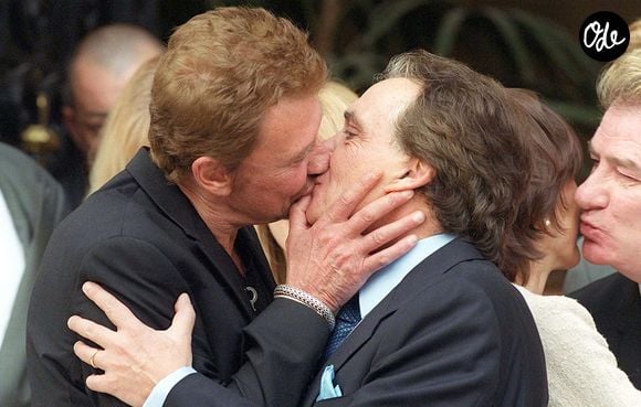 Marque de leur complicité et afin de féliciter le "jeune" marié, Johnny Hallyday a embrassé Michel Sardou sur la bouche en sortie de mairie...

Johnny Hallyday embrasse Michel Sardou et Anne-Marie Périer est saluée par Eddy Mitchell, lors du mariage civil à Neuilly, 11/10/99. Crédit Agence / Bestimage