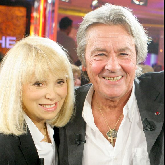 Alain Delon et Mireille Darc sur le plateau de l'émission 'Vivement Dimanche'.  © Guillaume Gaffiot / Bestimage