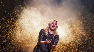 Louane tourne la page après la déception à l'Eurovision et repart pour une nouvelle aventure avec une star mondiale
