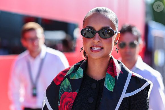 Alexandra Saint Mleux, la petite amie de Charles Leclerc de Monaco et de Ferrari, se promène dans le paddock en tenant leur chien pendant le Grand Prix de F1 d'Italie 2025. Photo par DPA/ABACA