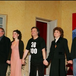 Marie Cuvelier, Bernard Dhéran, Zoé Nonn, Daniel Russo, Claire Maurier, Yvon Martin et Sophie Mounicot - Laurent Baffie et toute sa troupe fêtent la 100ème représentation, au Théâtre du Palais Royal, de leur pièce "Toc Toc"
© BERTRAND RINDOFF PETROFF / BESTIMAGE