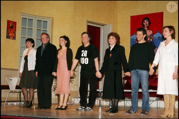 Marie Cuvelier, Bernard Dhéran, Zoé Nonn, Daniel Russo, Claire Maurier, Yvon Martin et Sophie Mounicot - Laurent Baffie et toute sa troupe fêtent la 100ème représentation, au Théâtre du Palais Royal, de leur pièce "Toc Toc"

© BERTRAND RINDOFF PETROFF / BESTIMAGE