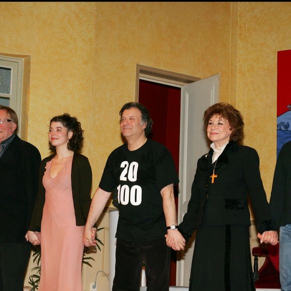 Marie Cuvelier, Bernard Dhéran, Zoé Nonn, Daniel Russo, Claire Maurier, Yvon Martin et Sophie Mounicot - Laurent Baffie et toute sa troupe fêtent la 100ème représentation, au Théâtre du Palais Royal, de leur pièce "Toc Toc"

© BERTRAND RINDOFF PETROFF / BESTIMAGE
