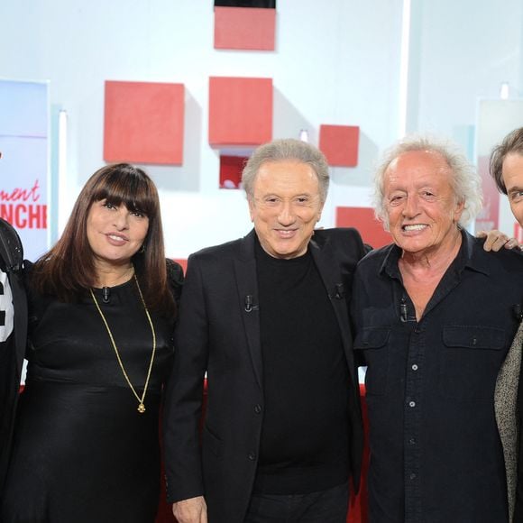 Pascal Obispo, Geneviève Delpech, Michel Drucker, Didier Barbelivien et Bénabar lors de l'enregistrement de l'émission "Vivement dimanche" au studio Rive Gauche, présentée par M. Drucker avec une diffusion sur France 3 le 1er février 2026. Photo par Guillaume Gaffiot/Bestimage