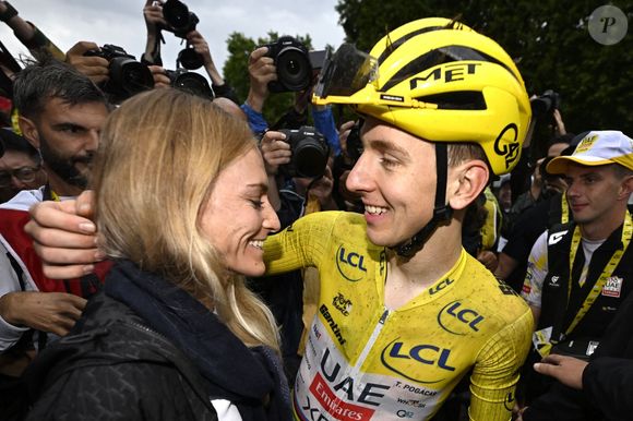 Etape 21 de la 112ème édition du Tour de France, le 24 juillet 2025. PARIS CHAMPS-ELYSEES, FRANCE - JULY 27 : Pogacar Tadej (SLO) of UAE Team Emirates celebrates the final victory with Zigart Urska (SVN) girlfriend of Tadej Pogacar after stage 21 of the 112th edition of Tour de France an UCI World Tour 2.UWT cycling road race stage for Men Elite of 120 km with start in Mantes-la-Ville and finish in Paris Champs-Elysees on July 27, 2025 in Paris Champs-Elysees, France, 27/07/2025 ( Motordriver Kenny Verfaillie -