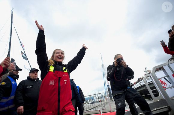 La skipper française Violette Dorange célèbre sur son monocoque Imoca Devenir après s'être classée 25e dans la 10e édition du Vendée Globe, course à la voile en monocoque autour du monde, aux Sables-d'Olonne, dans l'ouest de la France, le 9 février 2025. Photo par Franck Castel/ABACAPRESS.COM