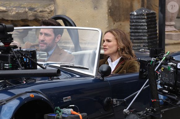 John Krasinski et Natalie Portman en train de tourner une scène de poursuite en voiture pour le film de Guy Ritchie Fountain of Youth devant la Walker Art Gallery à Liverpool aujourd'hui. 16 mai 2024. (Mirrorpix / Bestimage).