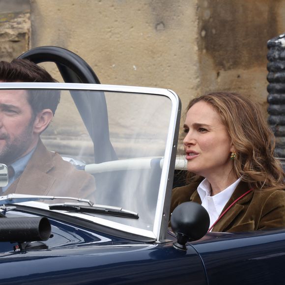 John Krasinski et Natalie Portman en train de tourner une scène de poursuite en voiture pour le film de Guy Ritchie Fountain of Youth devant la Walker Art Gallery à Liverpool aujourd'hui. 16 mai 2024. (Mirrorpix / Bestimage).