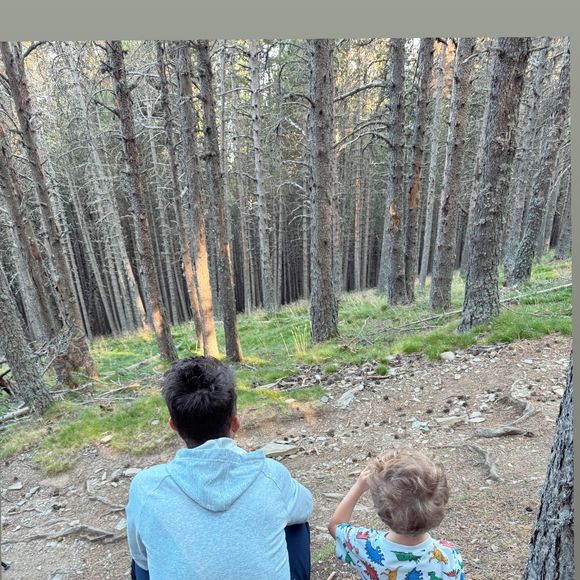 Marion Rousse et Julian Alaphilippe profitent avec leur fils Nino. La famille est en balade. Photo partagée par Marion Rousse sur Instagram le 15 août 2025.