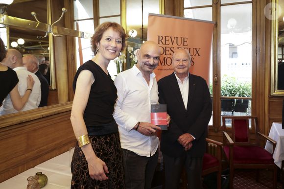Que lui ont remis en main propre Marc Ladreit de Lacharrière et Aurélie Julia 
Exclusif - Richard Malka a reçu le Prix de La Revue des Deux Mondes 2025 des mains de Aurélie Julia et de Marc Ladreit de Lacharrière,  en présence de Luce Perrot, Valérie Toranian, Franz-Olivier Giesbert, Emmanuel Chain, Emmanuel Kasarhérou, et de nombreux invités au Bistrot de Paris. Paris, France, le 03 juin 2025. © Jack Tribeca / Bestimage
