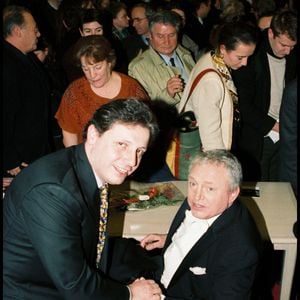 "Tout le monde a eu ce qu'il devait avoir. Les mamans aussi (...) Pas un milliard d'euros… Disons un peu plus de 300.000 euros par personne…" 

Jacques Martin et son fils David à la salle Pleyel  de Paris © Angeli Colin /Bestimage