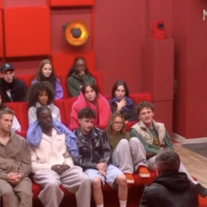 La "Star Academy" a bel bien commencé et il n'aura pas fallu beaucoup de temps pour que les élèves soient mis dans le bain !

Extrait de l'émission "Star Academy" sur TF1