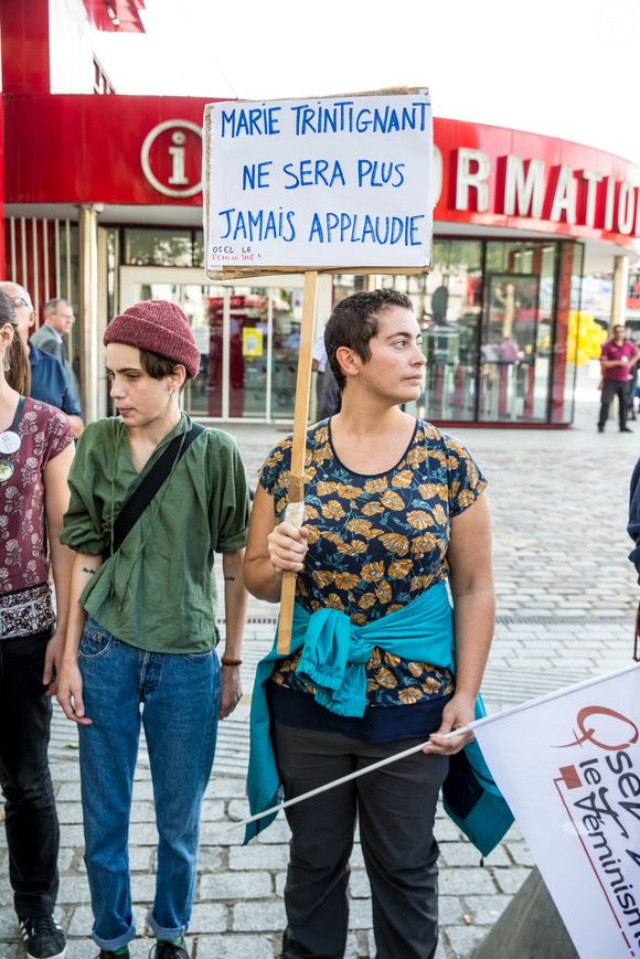 Des manifestants brandissent des pancartes devant le Zenith de Paris le soir du concert de Bertrand Cantat le 7 juin 2018. Agence / Bestimage