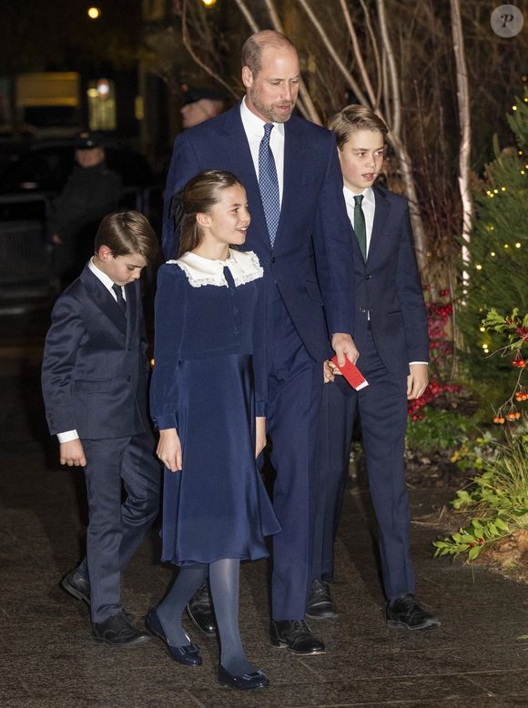 Les champs et la boutique vendant des sapins de Noël ne sont désormais plus accessibles, obligeant les résidents à faire de longs détours.

Le prince William, Kate Middleton, le prince George, le prince Louiset la princesse Charlotte assistent à la cérémonie de chants "Together At Christmas" à l'abbaye de Westminster. Photo par Backgrid UK/ Bestimage