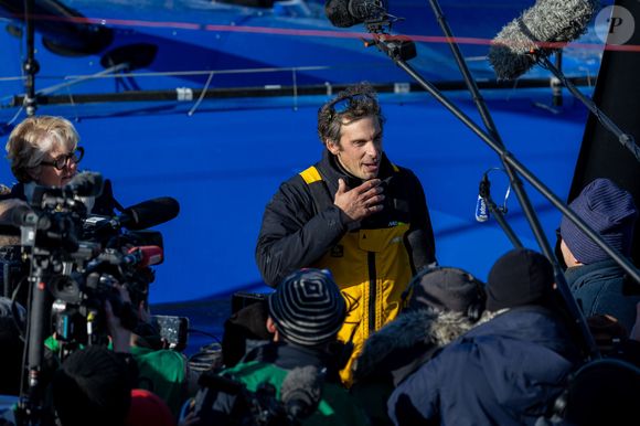 Le skipper de Macif Charlie Dalin remporte la dixième édition du tour du monde en solitaire Vendée Globe en pulvérisant le record de l’épreuve en 64 jours, 19 heures 22 minutes et 49 secondes aux Sables-d'Olonne, France, le 14 janvier 2025. © Alexis Courcoux/Psnewz/Bestimage