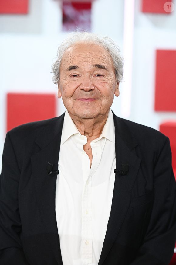 Exclusif - Pierre Perret lors de l'enregistrement de l'émission Vivement Dimanche, au studio Rive gauche, à Paris, France, le 22 octobre 2025, présentée par M.Drucker, diffusée sur France 3 le 16 novembre 2025. © Guillaume Gaffiot/Bestimage