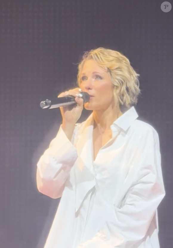 Entre deux chansons, la chanteuse et comédienne s'est retrouvée totalement chamboulée en évoquant son parcours semé d'embûches vers la maternité. 

Lorie Pester au Zénith de Nantes