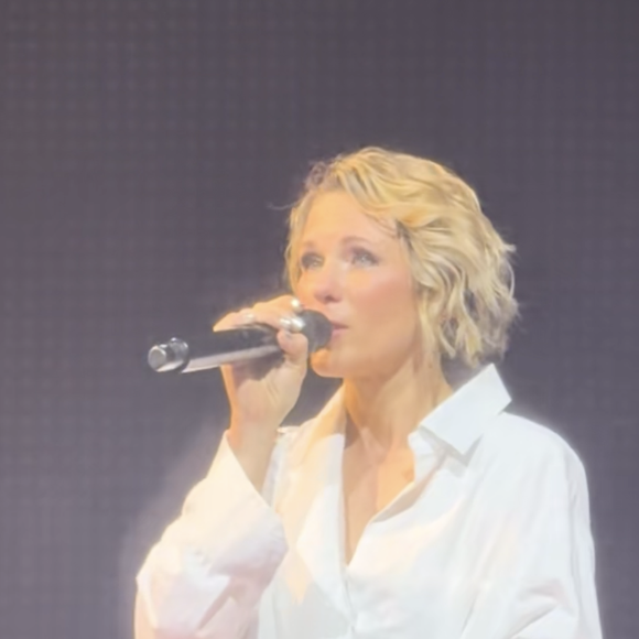 Entre deux chansons, la chanteuse et comédienne s'est retrouvée totalement chamboulée en évoquant son parcours semé d'embûches vers la maternité. 

Lorie Pester au Zénith de Nantes