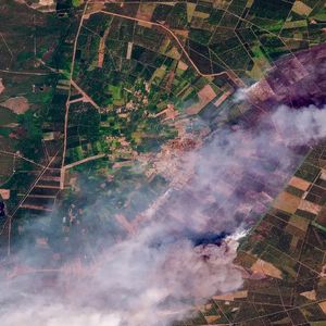 Incendie en Gironde: photos satellites du l'immense nuage de fumée au-dessus du Porge et de Lège-Cap Ferret, France, le 24 juillet 2026. © PLANET LABS PBC/Bestimage