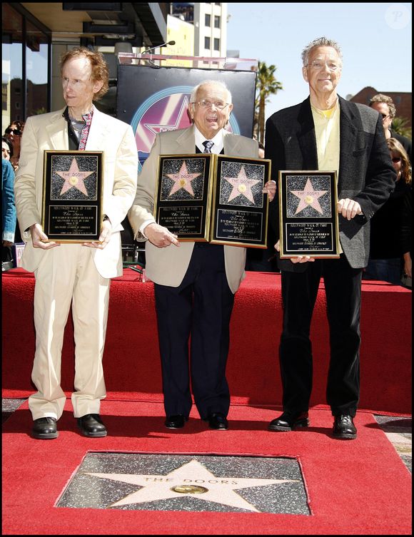 En 1993, les membres du groupe de rock The Doors reçoivent une étoile sur le "Hollywood walk of fame " de Los Angeles. ©Bestimage