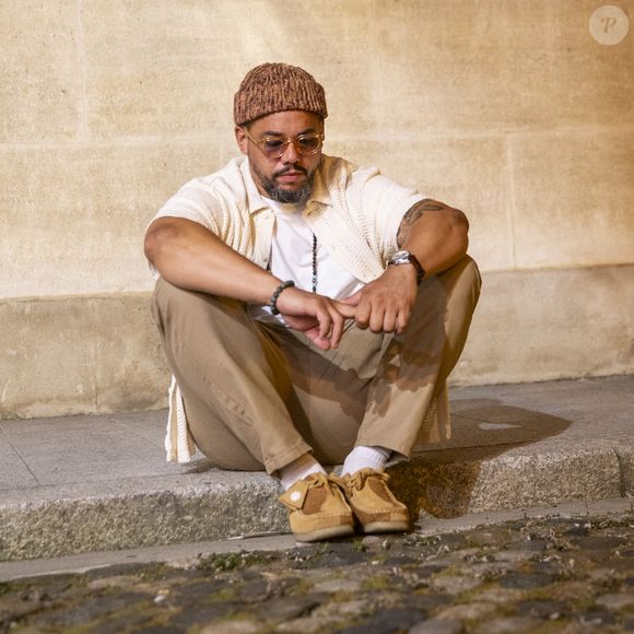 Le chanteur les a reçus, chez lui, dans sa maison avec jardin, où il profite pleinement de sa vie de famille, avec sa femme et sa fille de 5 ans environ (il a également un beau-fils, un adolescent passionné de sport pour qui il a fait construire un terrain de basket derrière chez eux)

Exclusif - Ben l'Oncle Soul en rendez-vous avant le grand concert hommage au poète chanteur Claude Nougaro organisé par la mairie de Toulouse en partenariat avec France Bleu Occitanie et France 3 Occitanie, sur la place du Capitole à Toulouse, France, le 8 septembre 2024. © Frédéric Maligne/Bestimage