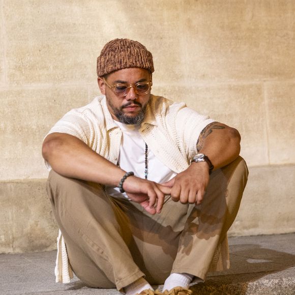 Le chanteur les a reçus, chez lui, dans sa maison avec jardin, où il profite pleinement de sa vie de famille, avec sa femme et sa fille de 5 ans environ (il a également un beau-fils, un adolescent passionné de sport pour qui il a fait construire un terrain de basket derrière chez eux)

Exclusif - Ben l'Oncle Soul en rendez-vous avant le grand concert hommage au poète chanteur Claude Nougaro organisé par la mairie de Toulouse en partenariat avec France Bleu Occitanie et France 3 Occitanie, sur la place du Capitole à Toulouse, France, le 8 septembre 2024. © Frédéric Maligne/Bestimage