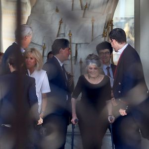 Brigitte Macron raccompagne Brigitte Bardot sur le perron du palais de l'Elysée, après son entretien avec le président de la République. Paris, le 24 juillet 2018