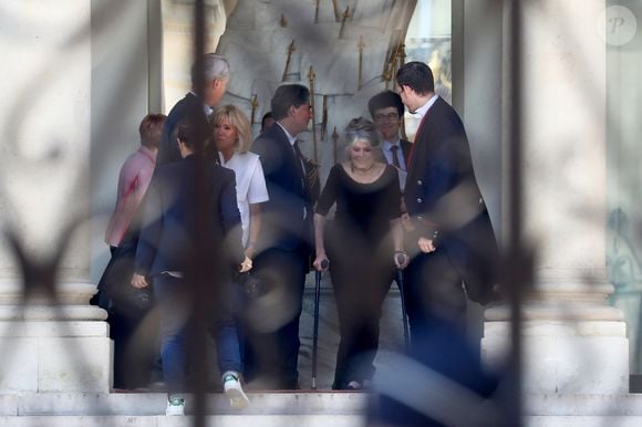 Brigitte Macron raccompagne Brigitte Bardot sur le perron du palais de l'Elysée, après son entretien avec le président de la République. Paris, le 24 juillet 2018