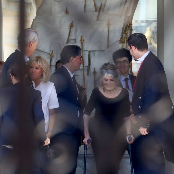 Brigitte Macron raccompagne Brigitte Bardot sur le perron du palais de l'Elysée, après son entretien avec le président de la République. Paris, le 24 juillet 2018