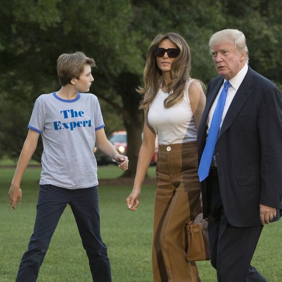 Le président des Etats-Unis Donald Trump, sa femme Melania et leur fils Barron, accompagnés des parents de Melania, Viktor and Amalija Knavs, sont de retour à la Maison Blanche à Washington, après un voyage dans le New Jersey, le 11 juin 2017 (Backgrid USA / Bestimage).