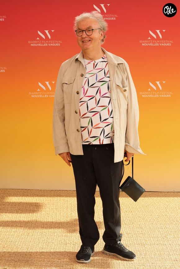 Dominique Besnehard s'est dit "heureux et touché" par ce geste.
Dominique Besnehard au photocall du 4ème Biarritz Film Festival - Nouvelles Vagues 2026 au théâtre de la Gare du Midi à Biarritz, le 27 juin 2026. © Jean-Marc Lhomer / Bestimage