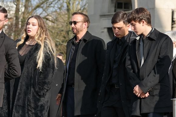 Milla Savarese, la fille de la défunte, le veuf Michel Ferracci et ses fils Enzo Ferracci et Maël Ferracci à la sortie des obsèques d'Emilie Dequenne au cimetière Père Lachaise à Paris, France, le 26 mars 2025. © Cyril Moreau/Bestimage