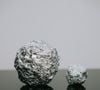 Elle permet de réduire les vêtements qui collent entre eux et attirent les peluches.

Boule d'aluminium à mettre dans la machine.