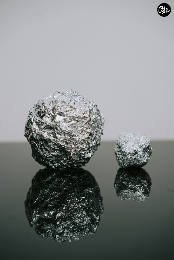 Elle permet de réduire les vêtements qui collent entre eux et attirent les peluches.

Boule d'aluminium à mettre dans la machine.