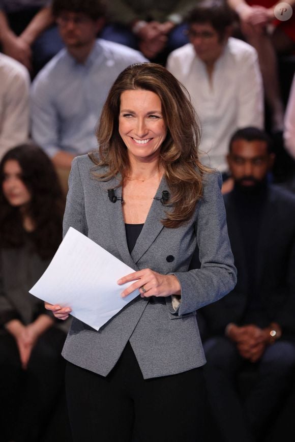 Anne-Claire Coudray - Les candidats à l'élection présidentielle sont sur le plateau de l'émission "La France face à la guerre" sur TF1 le 14 mars 2022. © Laurent Vu / Pool / Bestimage