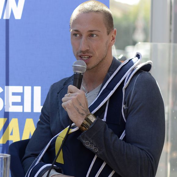 Le nageur Frédérick Bousquet, qui figure en position éligible sur les listes du maire UMP sortant Jean Claude Gaudin, lors d'une conférence de presse dans le cadre de la campagne pour les élections municipales à Marseille. Le 18 mars 2014 @Eric Etten / Bestimage