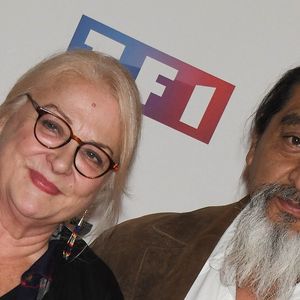 Josiane Balasko a fait part de sa colère sur Instagram à la suite de ce drame : Jonathan Joss a été tué par balles dans un meurtre considéré par beaucoup comme étant homophobe.

Josiane Balasko et son mari George Aguilar à l'avant-première de série télévisé TF1 "Le Bazar de la Charité" au Grand Rex à Paris, France, le 30 septembre 2019. © Coadic Guirec/Bestimage