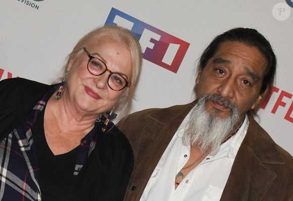 Josiane Balasko a fait part de sa colère sur Instagram à la suite de ce drame : Jonathan Joss a été tué par balles dans un meurtre considéré par beaucoup comme étant homophobe.

Josiane Balasko et son mari George Aguilar à l'avant-première de série télévisé TF1 "Le Bazar de la Charité" au Grand Rex à Paris, France, le 30 septembre 2019. © Coadic Guirec/Bestimage