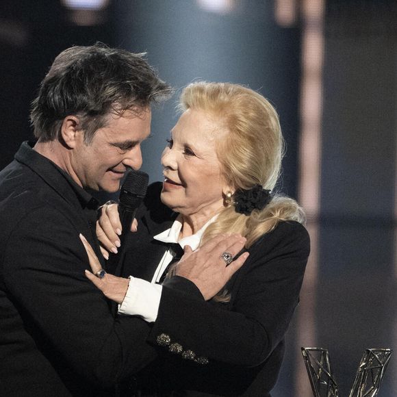 Sylvie Vartan sur scène reçoit un prix d'honneur de David Hallyday lors des 40èmes Victoires De La Musique à La Seine Musicale le 14 février 2025 à Boulogne-Billancourt, France. Photo de David NIVIERE/ABACAPRESS.COM