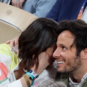 Le chanteur Vianney et sa femme Catherine Robert en tribunes lors des Internationaux de France de Tennis de Roland Garros 2025, à Paris, France, le 6 juin 2025. © Jacovides-Moreau/Bestimage