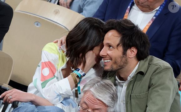 Le chanteur Vianney et sa femme Catherine Robert en tribunes lors des Internationaux de France de Tennis de Roland Garros 2025, à Paris, France, le 6 juin 2025. © Jacovides-Moreau/Bestimage