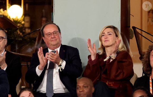 Dans une vidéo dévoilée par nos confrères, les intéressés s'activement même en cuisine... Mais l'ex-chef d'Etat a aussi fait tomber un ustensile faisant ainsi rire la vie de sa vie.

François Hollande et sa femme Julie Gayet assistent au match opposant C. Alcaraz à S. Tsitsipas lors des Internationaux de France de tennis de Roland Garros 2024 à Paris le 4 juin 2024. © Jacovides-Moreau/Bestimage