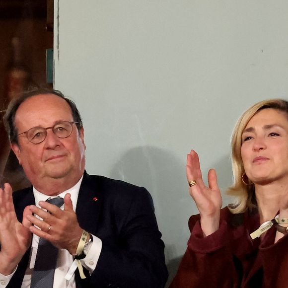 Dans une vidéo dévoilée par nos confrères, les intéressés s'activement même en cuisine... Mais l'ex-chef d'Etat a aussi fait tomber un ustensile faisant ainsi rire la vie de sa vie.

François Hollande et sa femme Julie Gayet assistent au match opposant C. Alcaraz à S. Tsitsipas lors des Internationaux de France de tennis de Roland Garros 2024 à Paris le 4 juin 2024. © Jacovides-Moreau/Bestimage