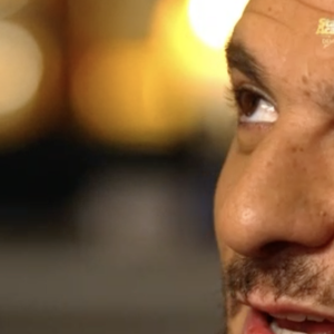 Amir, sur le plateau de 50mn Inside, avec Isabelle Ithurburu. Capture émission de TF1.