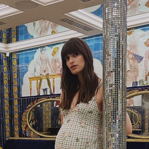 Depuis, Clara Luciani est devenue maman d'un petit garçon, fruit de ses amours avec Alex Kapranos, connu pour être le charismatique chanteur et guitariste du groupe écossais Franz Ferdinand. 

Clara Luciani enceinte, elle célèbre ses 31 ans. Instagram.